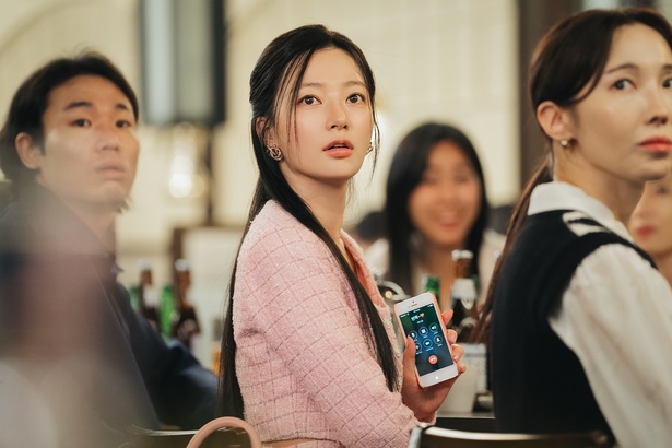 あっけにとられる同級生たち。スミンの思惑通りになんかさせない! Amazon Original 『私の夫と結婚して』Prime Videoで独占配信中(C) Studio Dragon by CJ ENM