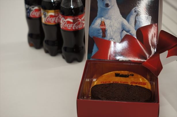 コカ コーラのラベルが今年もリボンに早変わり 100万人にケーキが当たる ウォーカープラス