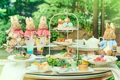 華やかな結婚式披露宴会場で「ピーターラビット(TM)」のアフタヌーンティーを楽しめる