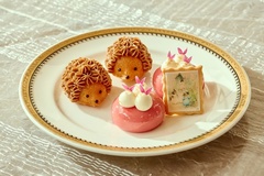 「ティギー・ウィンクル(TM)のレモンケーキ」、「妹たちのピーチムース」、「こねこのトム(TM)のスタンプクッキー」