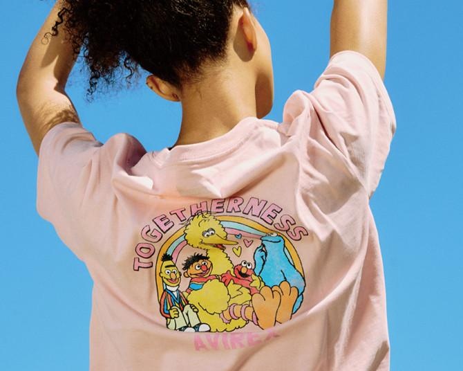 セサミストリートと「AVIREX」がコラボ！大人の女性のためのTシャツ、トート、小物が登場