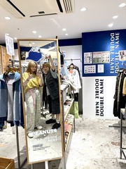 各店舗のミラー＆店内も特別装飾中！写真は横浜店