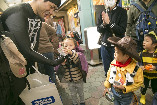 おもちゃゲットだぜ タカラトミーのハロウィンイベントで下町が大賑わい ウォーカープラス