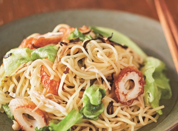 焼きそば用麺で簡単、味つけも楽ちん「ちくわとレタスの塩昆布焼きそば」 レシピ考案／新谷友里江　撮影／邑口京一郎