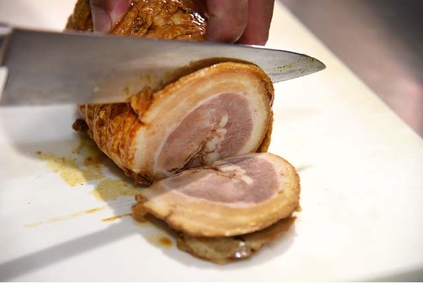 「伊都の豚」で作るチャーシューは、豚骨ラーメンにはモモ肉、醤油ラーメンにはバラ肉と部位を使い分ける