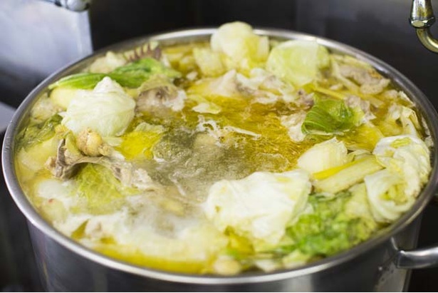 鶏ガラや牛骨、数種の野菜が入るスープ