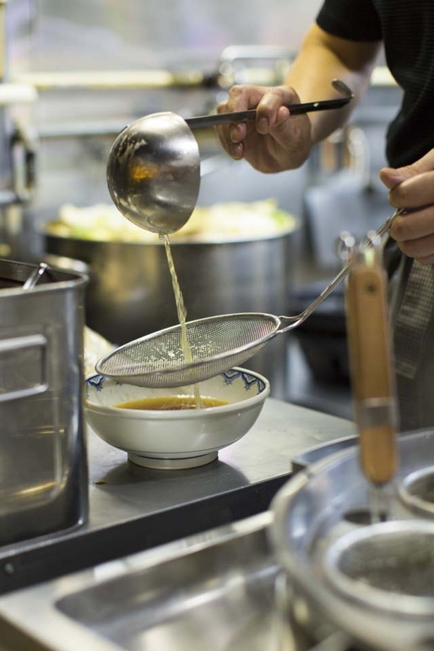 フレッシュでキレのあるスープは、その日に完成した分を当日にすべて使い切る