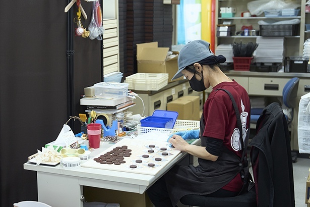 チョコレートの製造は1つ1つ手作業で行われる