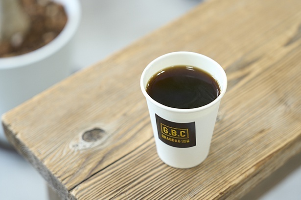 ドリップコーヒー450円。ハーブのような芳香とミルクチョコのようなコクが印象的
