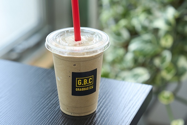 バナナの甘さの後にコーヒーの香ばしい余韻が引き立つ、人気のバナP600円