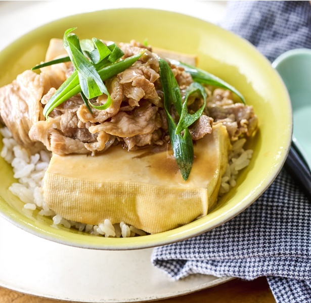 豚こまのうまみがしみた「肉豆腐丼」 レシピ考案／小林まさみ　撮影／難波雄史