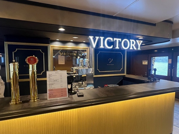 船内カフェにはビールバーを設置