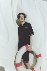 「HOMMEスキッパープルオーバー」(1万780円)、「HOMMEラインハーフパンツ」(1万340円)