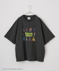  「SESAME STREET 別注 半袖Tシャツ(ブラック)」(4950円)
