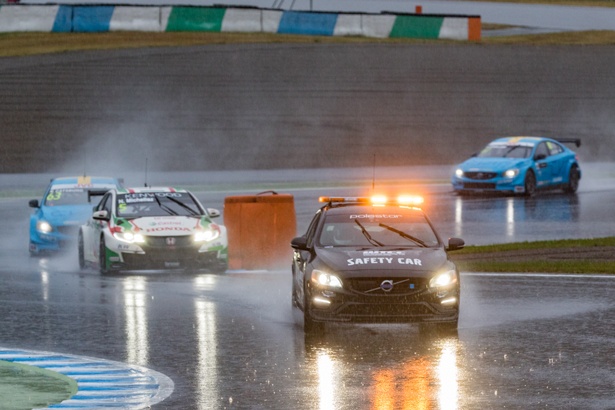 雨脚が強くなりセーフティーカーが入る