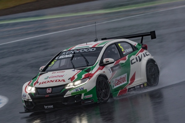 雨の中、優勝したノルベルト・ミケリス