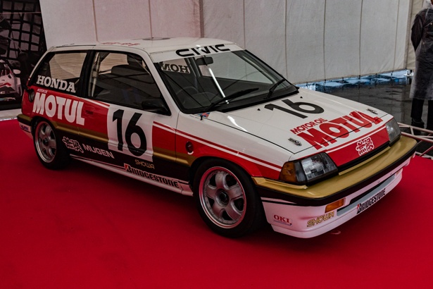 3代目シビック(通称、ワンダーシビック)をベースとして、1987年の全日本ツーリングカー選手権を席巻した無限MOTULシビック