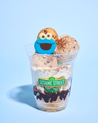 「クッキーモンスターのクッキー＆クリームパフェ」(980円)