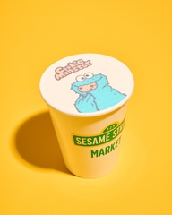 「COOL VIBES meets Cookie Monsterキャラクターラテ」(650円)