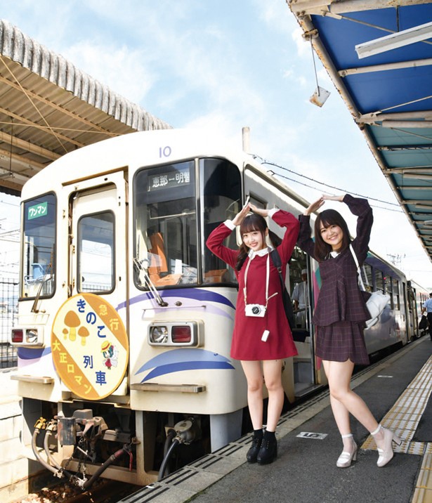 きのこ列車は発車10分前から恵那駅に待機。車両との記念写真を撮影して楽しもう
