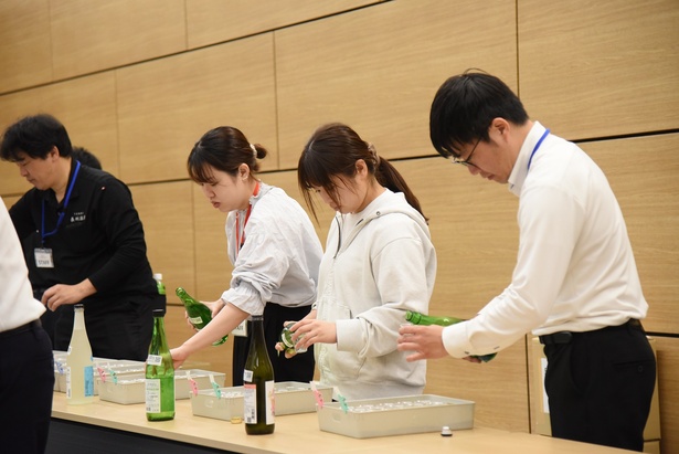 「純米酒部門」「純米吟醸部門」決審会の様子