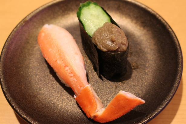大きな本ズワイガニと濃厚なカニ味噌を一皿で楽しめる「特⼤本ずわい蟹＆かにみそ」(税抜280円)