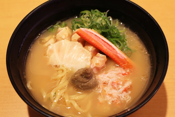 カニの旨味が溶け出した西京味噌ベースのスープが絶品！「濃厚かに味噌ラーメン」(税抜330円)