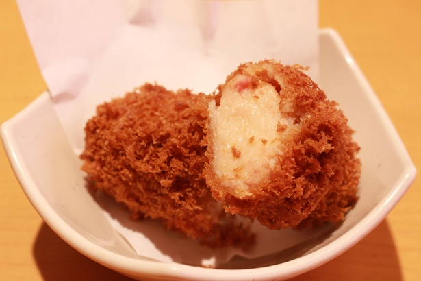トロトロ＆クリーミー！紅ズワイガニをふんだんに使用した「カニクリームコロッケ」(税抜100円)