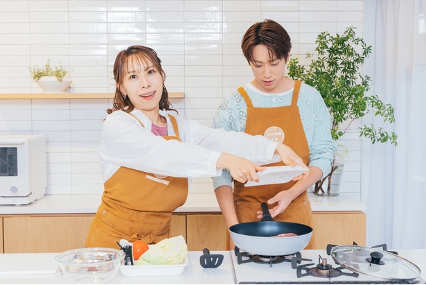 豚こま肉は切らずに、そのままフライパンにIN！ 調理／みきママ　撮影／福井麻衣子　スタイリング（衣装）／三島和也（Tatanca）　スタイリング（フード）／カナヤマヒロミ　ヘア&メイク／佐藤真希　取材・文／岸野愛