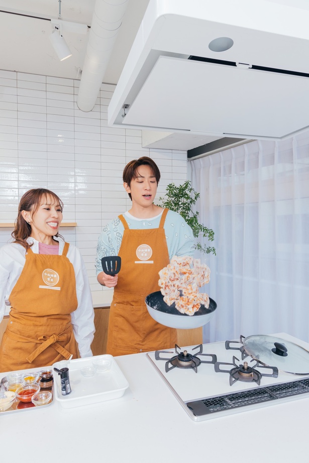 小山さんの見事なフライパン使い！姉みきママもビックリ！ 調理／みきママ　撮影／福井麻衣子　スタイリング（衣装）／三島和也（Tatanca）　スタイリング（フード）／カナヤマヒロミ　ヘア&メイク／佐藤真希　取材・文／岸野愛