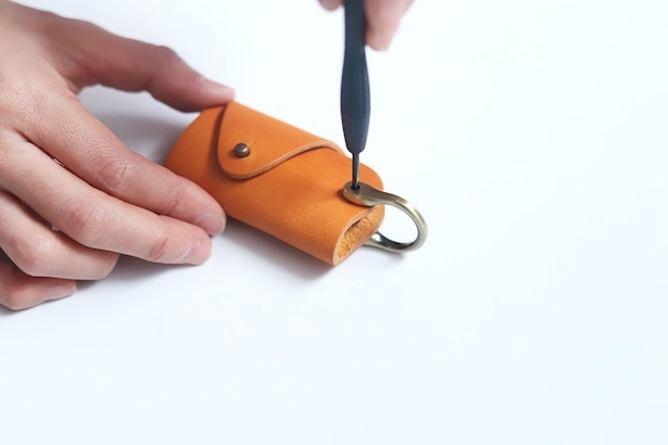 リングの取り付けにはドライバーを使用