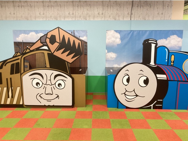 トーマスとディーゼル10の運転席に乗ってみよう