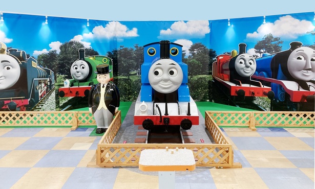 エントランスではトーマスたちがお出迎え