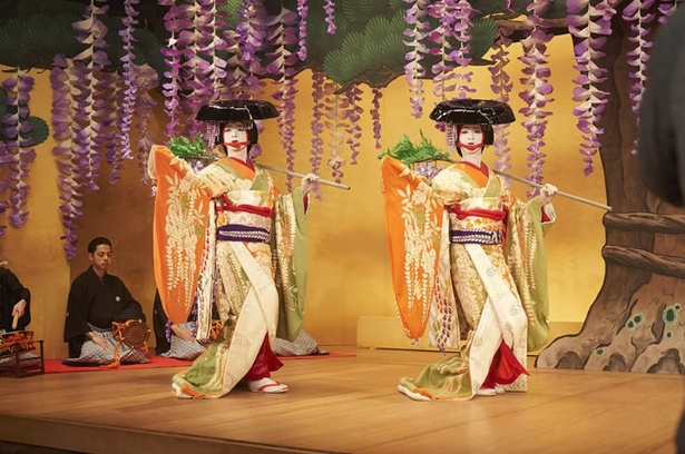 女方の舞踊の名作『二人藤娘』を演じる喜久雄(吉沢亮)と俊介(横浜流星)。可憐な舞台姿は息をのむ美しさ