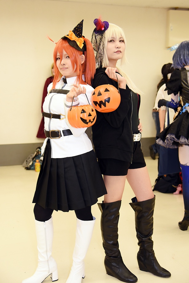「Fate/Grand Order」の女主人公(通称：ぐだ子)に扮する竜娘さん(写真左)と、アルトリア・ペンドラゴン[オルタ]に扮するスルメさん(写真右)