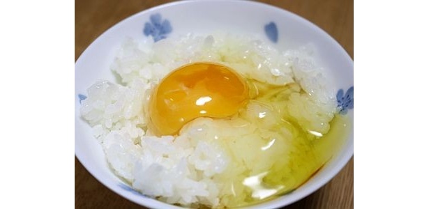ご飯に乗せて、醤油を垂らして…