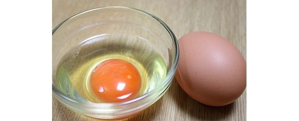 驚くほどオレンジ色の黄身の｢だしまきたまご専用｣。黄身にコクと、特徴ある風味、過熱したときの食感、ダシとよく混ざることに特化して飼育