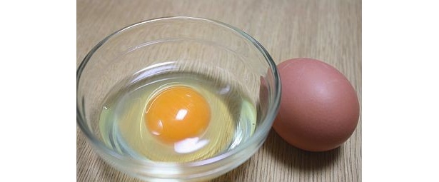 ｢めだまやき専用｣。焼く際の凝固点は黄身が約60℃、白身が約70℃と黄身の方が低いので、黄身の盛り上がりが非常に高く、卵白の盛り上がりが強いことにこだわっている
