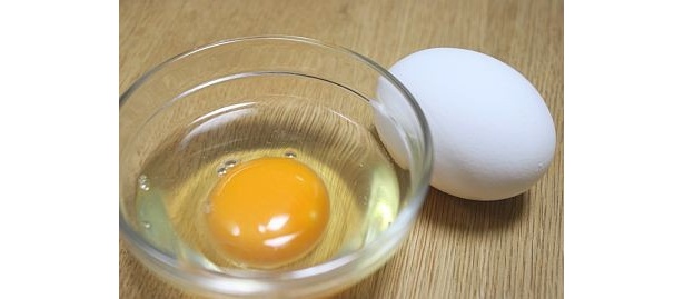 ｢親子丼･カツとじ専用｣は、火を通してもきれいな黄色に。そのヒミツは、マリーゴールドの花から抽出した成分を配合した、こだわりの飼料
