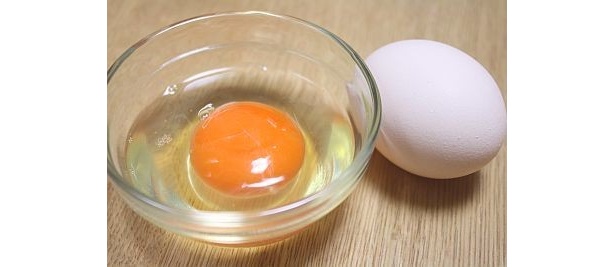 ゆでたまご専用は2番目に黄身の色が濃い。わかめ海藻粉末・さつまいも・すだち粉末などの天然成分と有機飼料を配合し、黄身が濃厚で臭みが無い