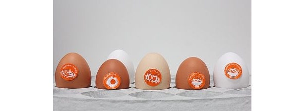 後ろの列から頭を出しているのがオムレツ用で、一番ビッグサイズ。左から出し巻き、目玉焼き、ゆで卵、たまごかけご飯、親子丼の各専用たまご
