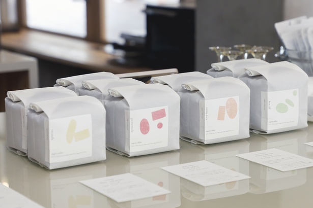 シングルオリジンをメインに、ブレンドも1種用意。焙煎度合いは浅煎りが多い。「なるべく同じ生産者さんの豆を取り扱いたい」と志賀さん