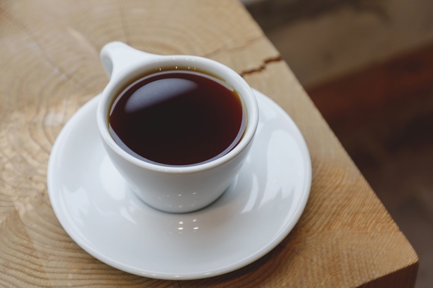 ハンドドリップで淹れたコーヒー(600円〜)。ミルク系ビバレッジはエアロプレスで濃く抽出