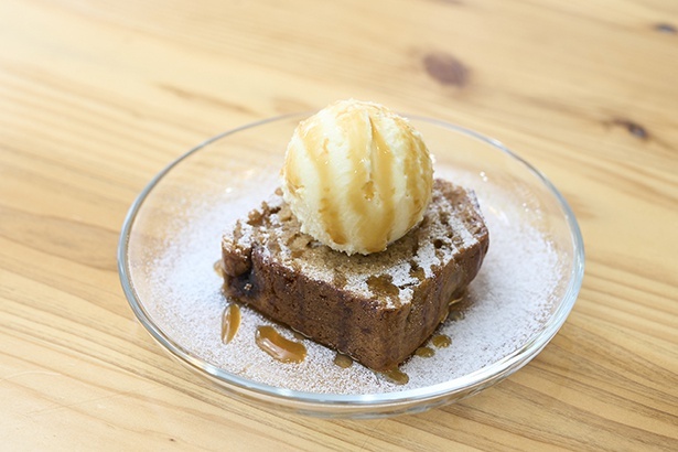 コーヒーのお供に人気の、自家製バナナケーキとアイスクリーム650円