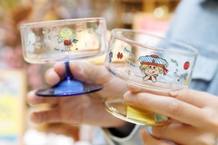 「カラフルなステム部分や、ぐるりとプリントされたみーたんたちのイラストがかわいい！アイスクリームやフルーツを盛り付けたら、レトロな喫茶店のスイーツみたいになりますね」(工藤さん)