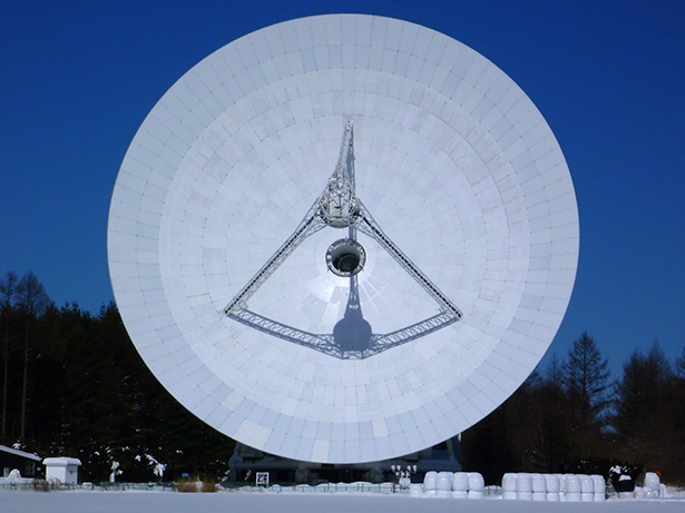 「ミリ波」と呼ばれる電波を観測できる電波望遠鏡では世界最大級の口径となる直径45mの電波望遠鏡。30年以上第一線で活躍し、未知の宇宙を切り開いている