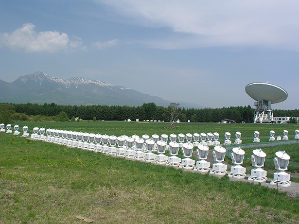 太陽専門の電波へリオグラフ。84台のアンテナを使い、直径600mの電波望遠鏡に相当する解像力を実現している
