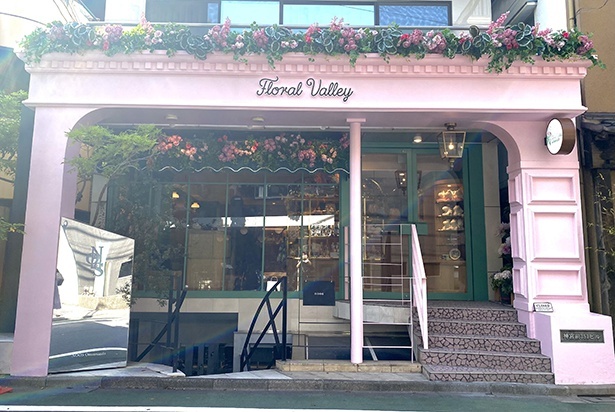 パステルピンクが目を引くかわいらしい店舗