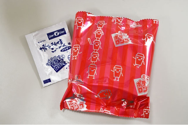 【写真を見る】「博多純情ラーメン」パウダーをかけて食べよう！