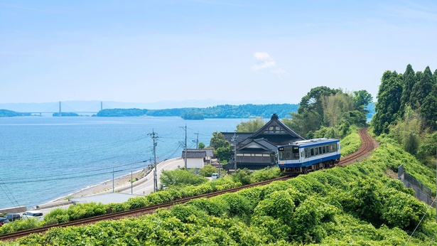 石川県能登地方の七尾市と穴水町を結ぶ「のと鉄道」は、震災から3カ月で奇跡の全線復旧を遂げ、能登復興の象徴として、人々の希望の光に
